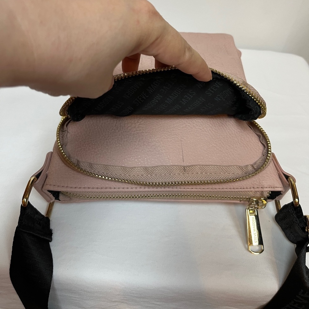 Steve Madden Light Pink Stamped Logo Crossbody. - Picture 6 of 10